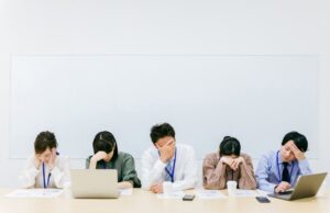 頭を抱える五人組