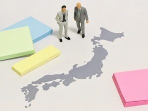日本地図を眺める人形