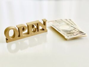 オープンの文字とお金