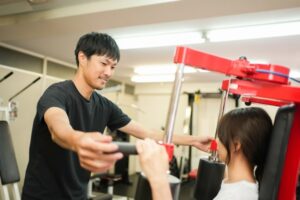 指導中のインストラクター